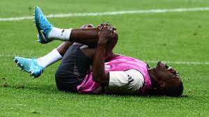 祝贺！宁忠岩廉子文高举五星红旗庆祝人民日报客户端.